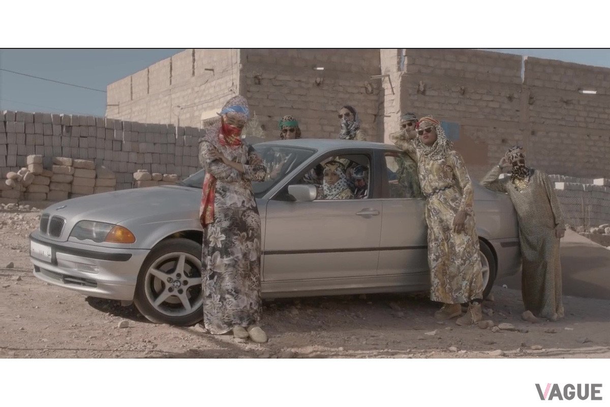 アラビックな服装の女性たちとE46型「3シリーズ」（C）YouTube（Noisey）