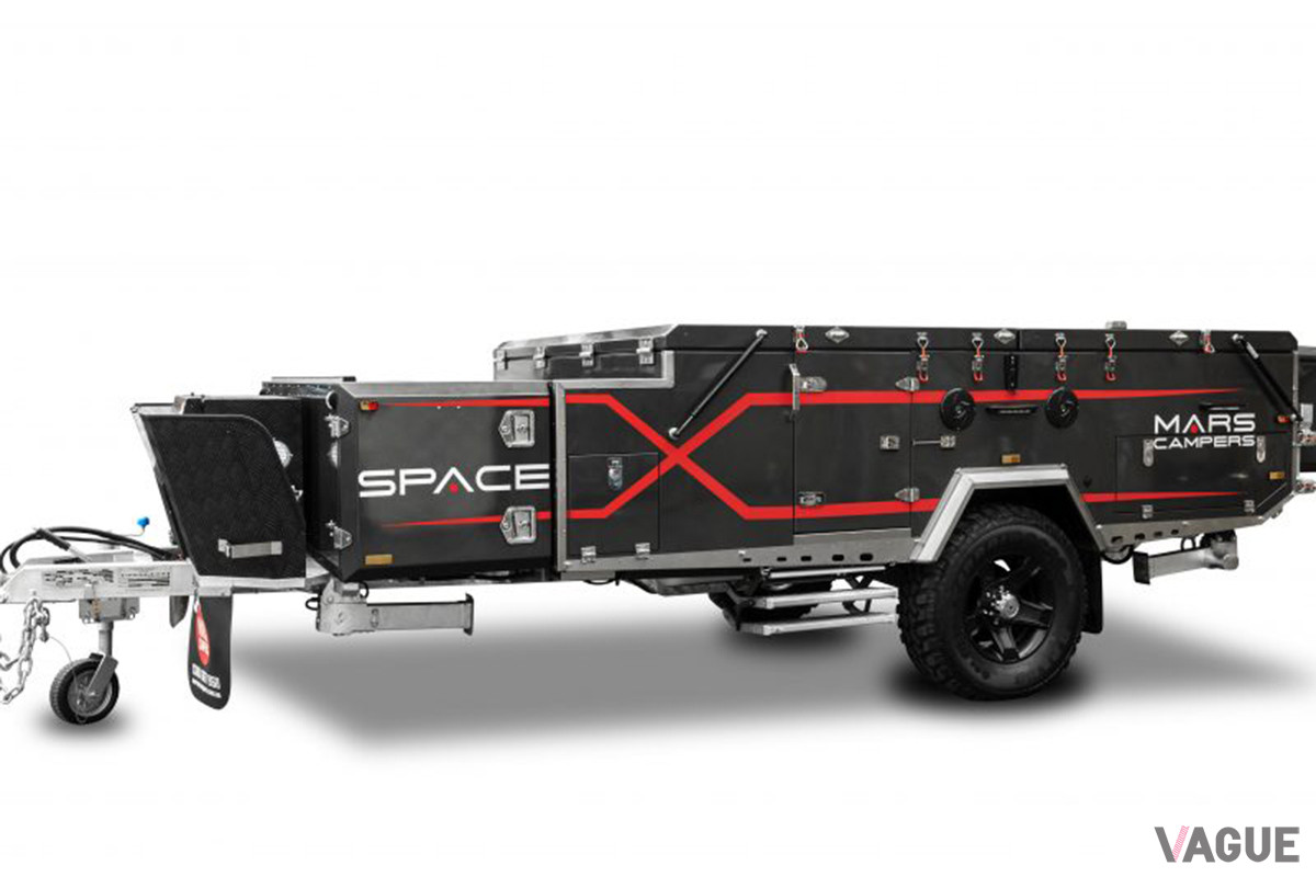 折りたたまれた状態のSPACE Xエアのサイズは、全長5900mm×幅2340mm×高さ1560mm。展開機構など様々な装備を搭載しているため、総重量は2600kgと重め（C）Mars Campers