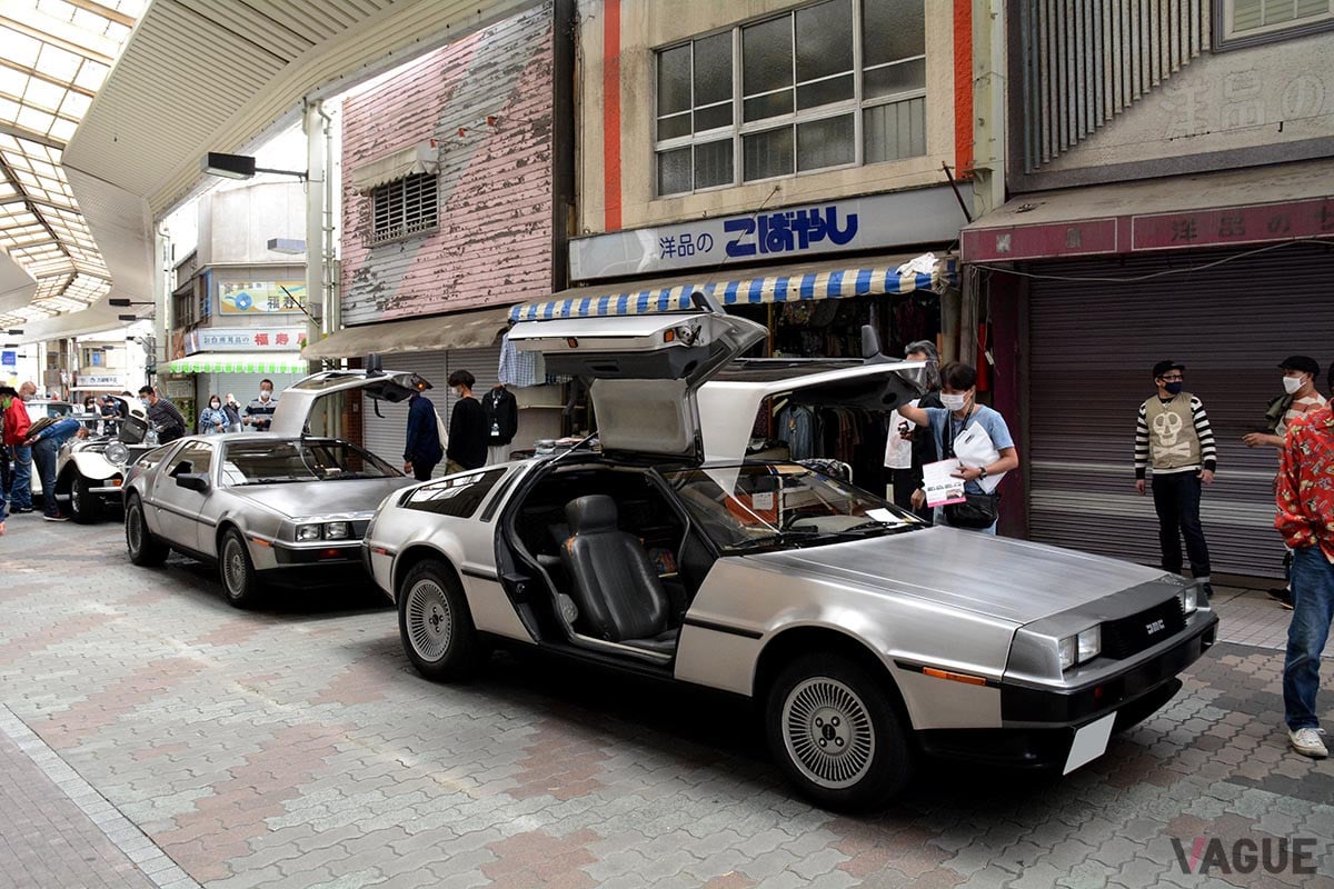 2台が連なって登場したデロリアン「DMC-12」