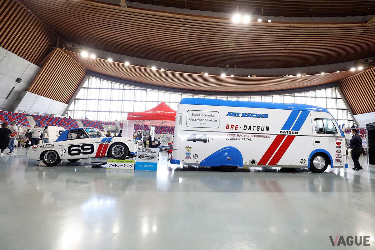 レースを楽しむ「フェアレディ」に合わせたカラーリングとされたトランスポーター