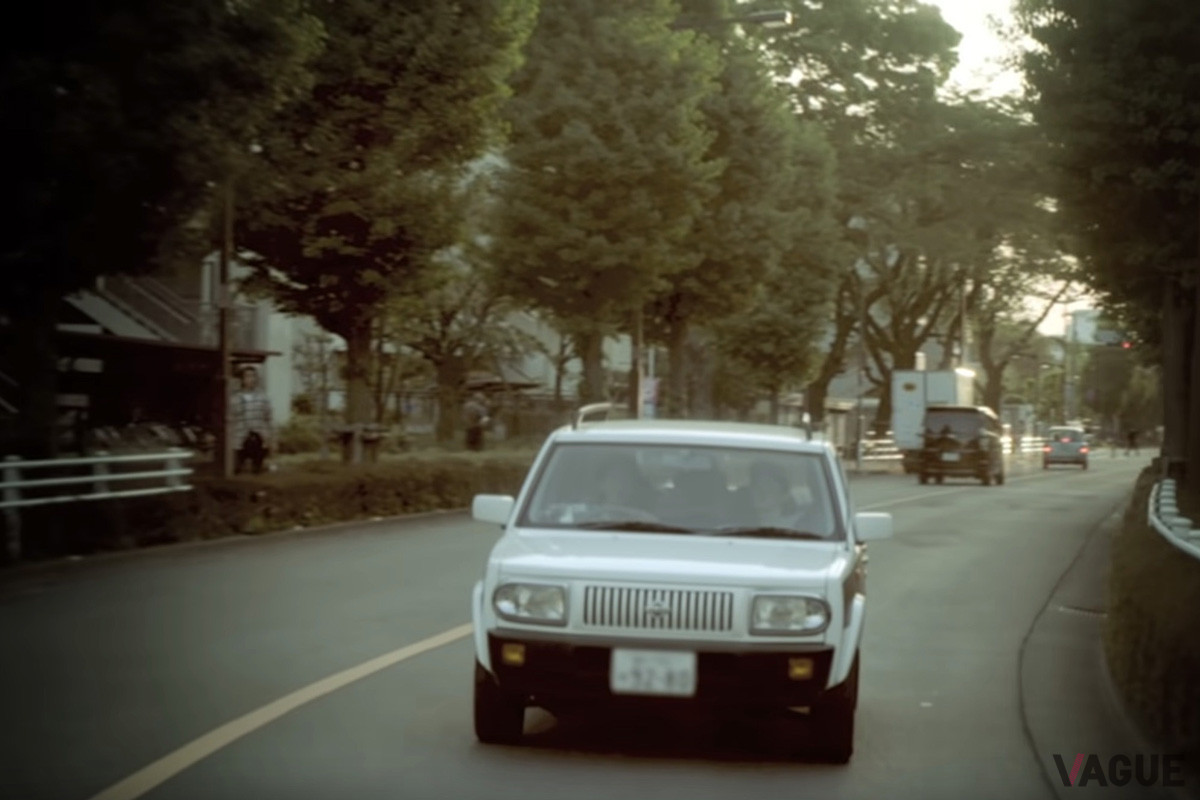 MVでは郊外の街を走る日産「ラシーン」の姿も（C）YouTube（KAKUBARHYTHM）