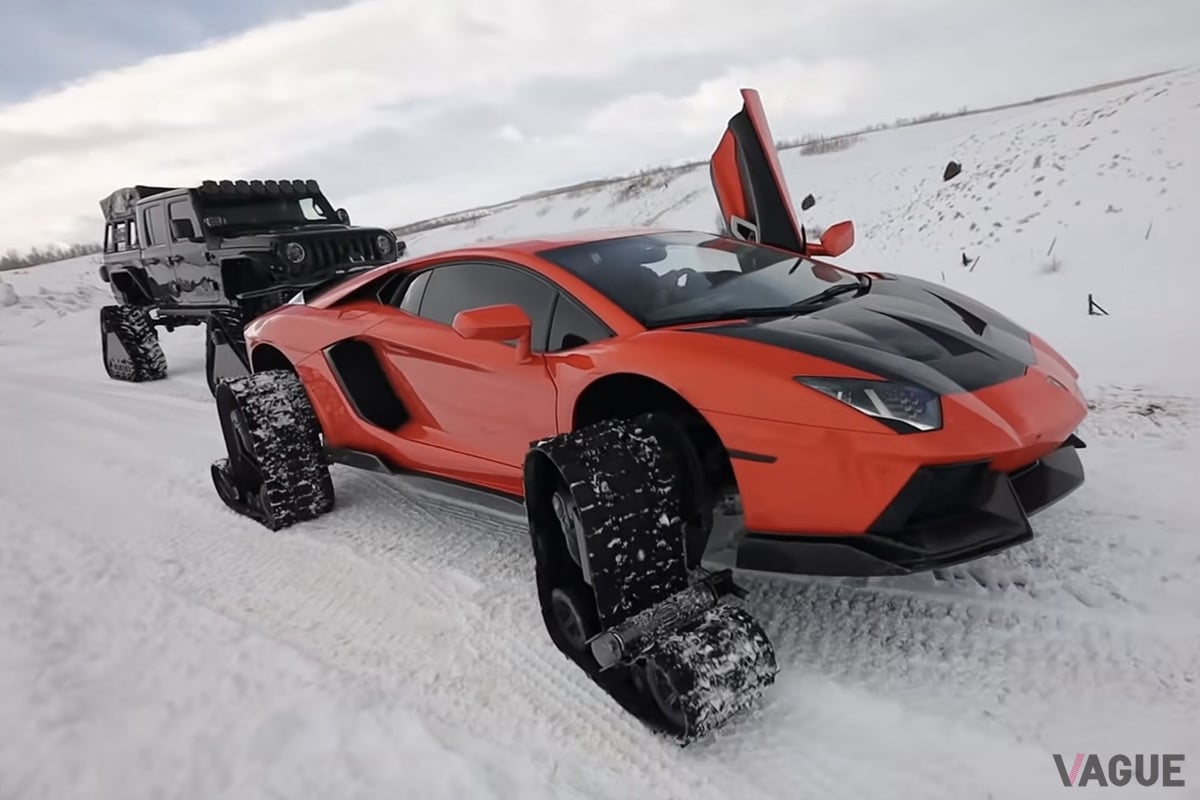 四輪にクローラーを取り付けた「アヴェンタドール」。車高が低いため、工夫が施されている（C）YouTube（TheStradman）