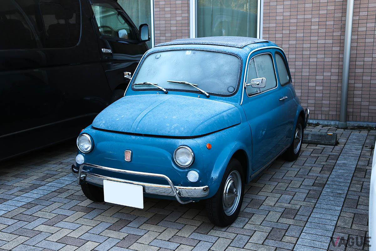 前泊したホテル駐車場にて。霜が降りるほど寒い朝だった