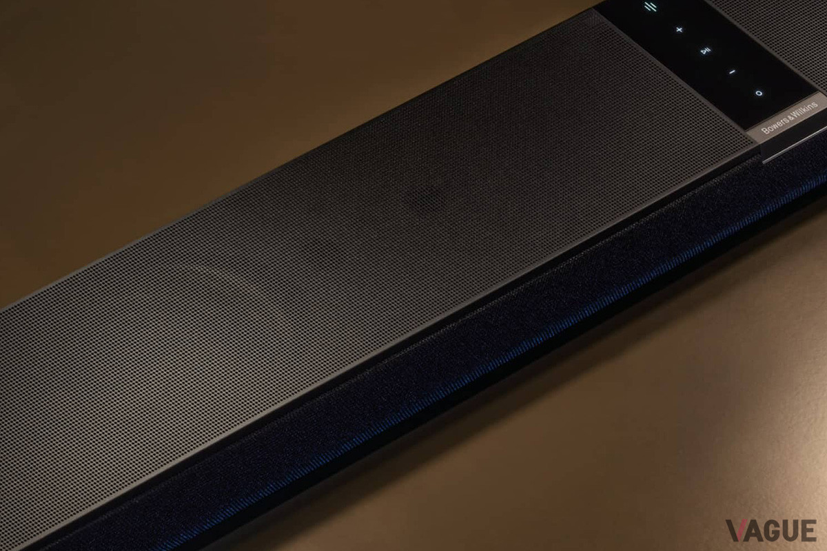 上方へとサウンドを放射できるよう、本体上部にふたつのDolby Atmosイネーブルドスピーカーをレイアウト