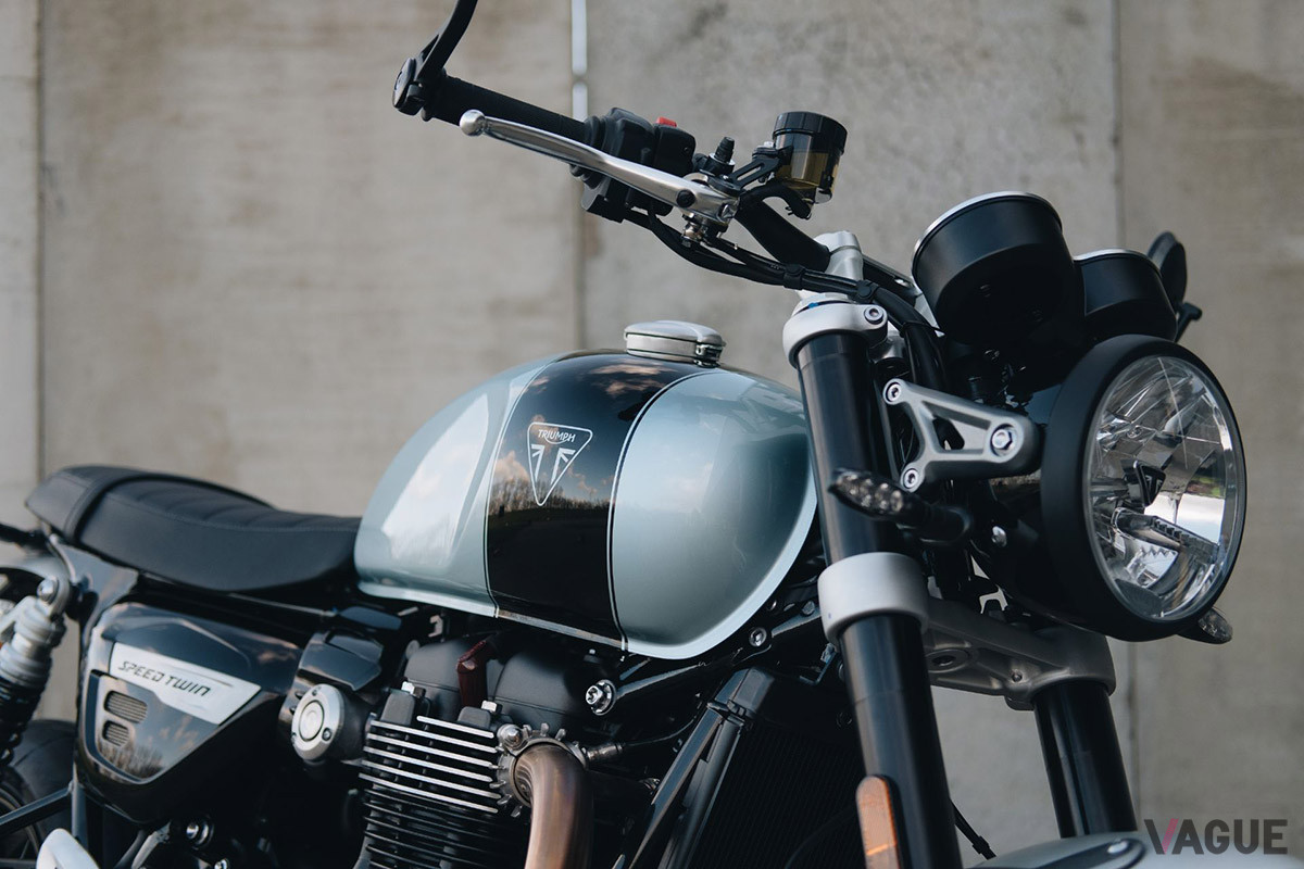 メーターパネルとタンクにあしらわれた美しいポリクロマティックブルーの配色は、映画『The Wild One』で活躍した青い「Thunderbird 6T」からインスピレーションを得たもの