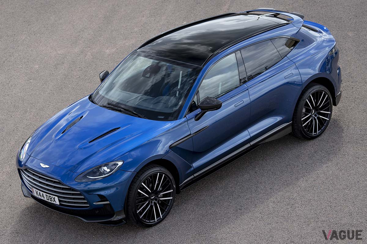 フロントグリルを大型化、エアインテークやフロントスプリッターなどは新形状とされた（C）アストンマーティン