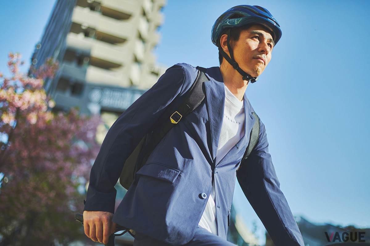 生地には、高い伸縮性を備える2WAYストレッチタイプを採用し、耐摩耗性や引き裂き強度に優れたコーデュラ糸を使用。もちろん、はっ水性やウォッシャブル性能も備える