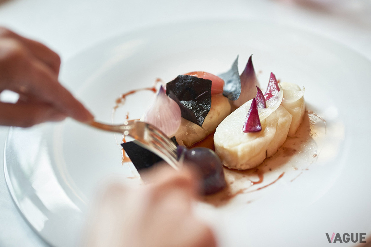 名所やホテル内では、一流の食事とサービスが提供される（C）Four Seasons