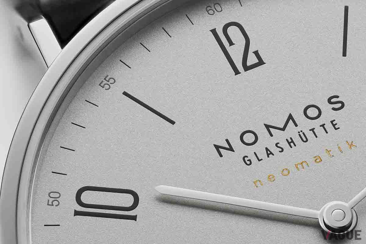 「neomatik」の文字はゴールドカラーでアクセントを効かせて