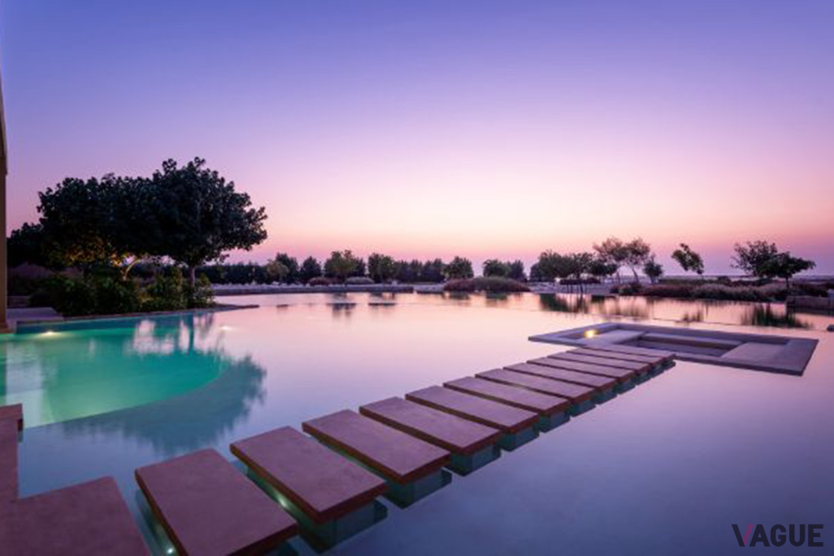「ズラル・セレニティ」の豪華な「QATAF SUITE」。3つのベッドルーム、オーシャンビューのテラス、プランジ、大きなプライベートインフィニティプールのほかサウナなどを備える