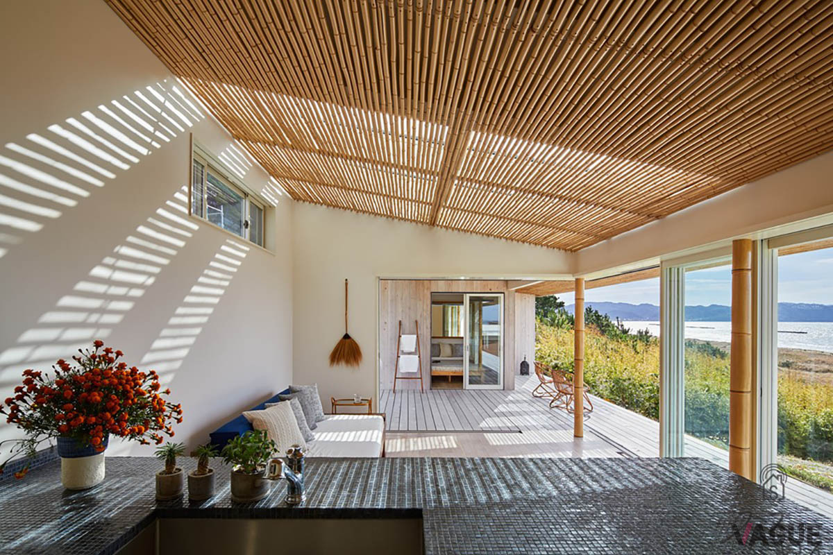 建物は、南の島の小さなアウトドアリビングをコンセプトに設計。さわやかな海風がリビングを心地よくとおり抜ける