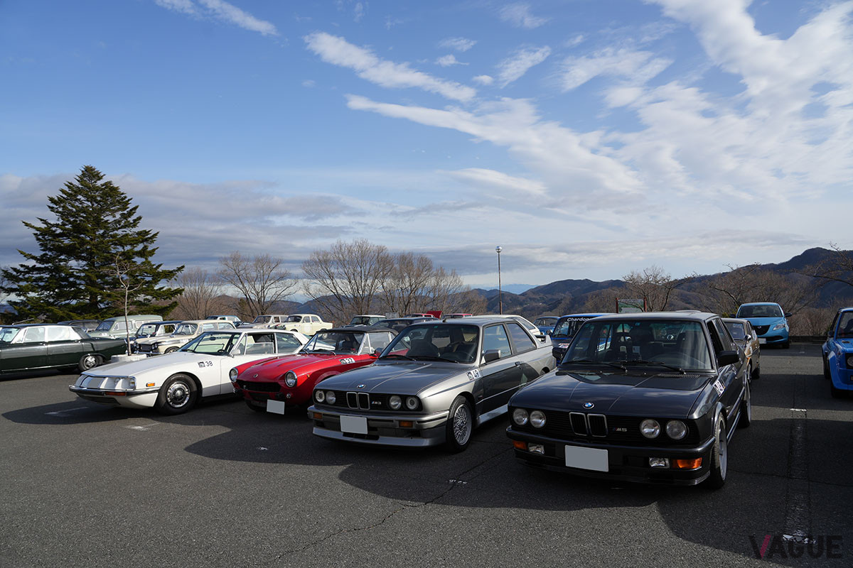 同年式、同メーカーのクルマのオーナーと隣同士に並ぶと、自然と会話も弾む