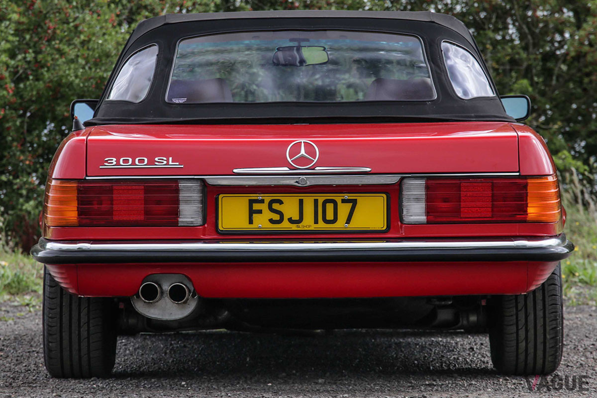 ファブリックのソフトトップも新たに仕立てられている（C）SL SHOP