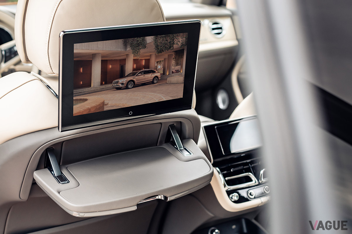 リアシートには左右それぞれにモニターとピクニックテーブルが備わる