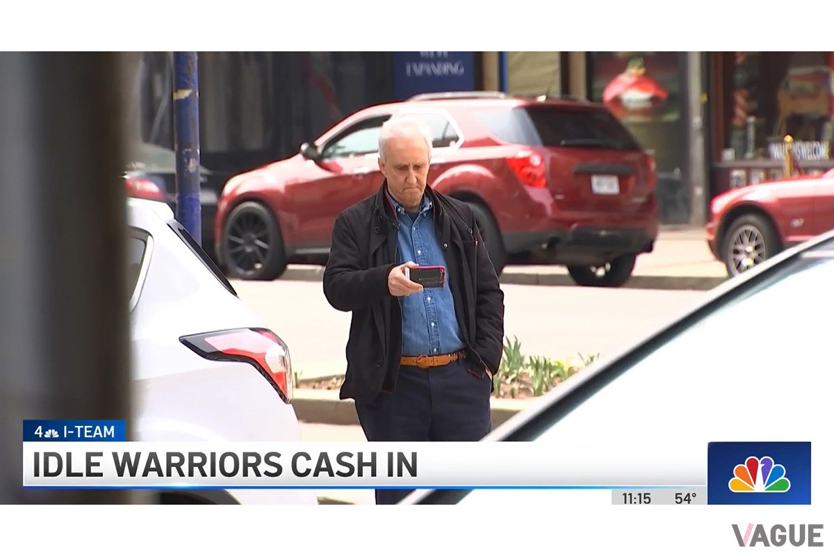 実際にスマートフォンで違反車を撮影する様子（C）NBC4 NewYork