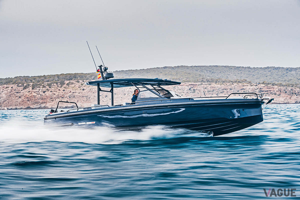 「ブラバス・シャドウ900ディープブルー・シグネチャーエディション」は、60ノットを超える最高速を実現