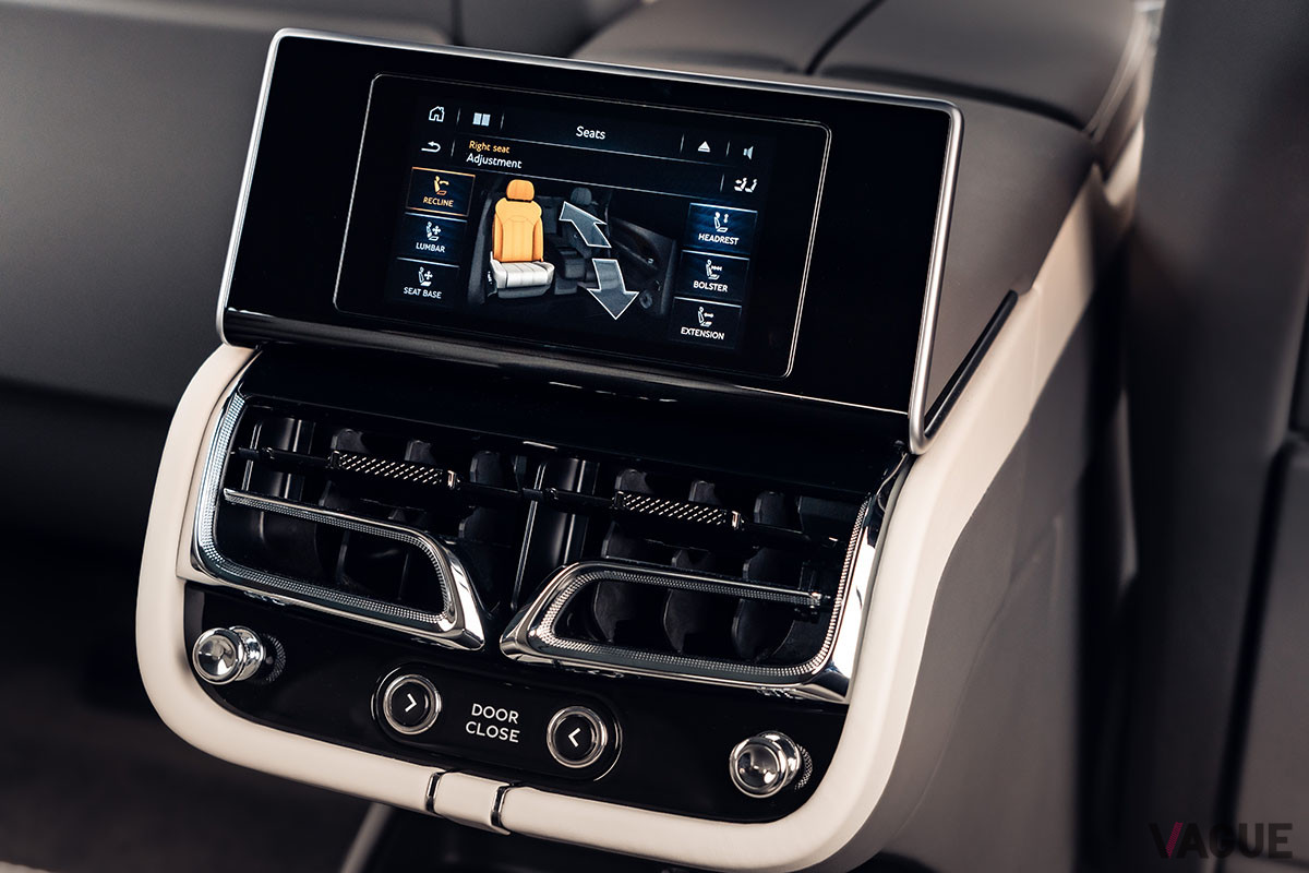 リアシートのリクライニングの角度はタッチスクリーンリモートで操作する