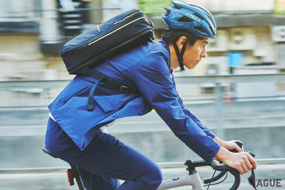 ジャケットはスプリットラグラン仕様で、自転車に乗っている際に腕を前に伸ばしても肩口にストレスがかかりにくい。袖もライディング姿勢に合わせ、前振りのパターンを採用