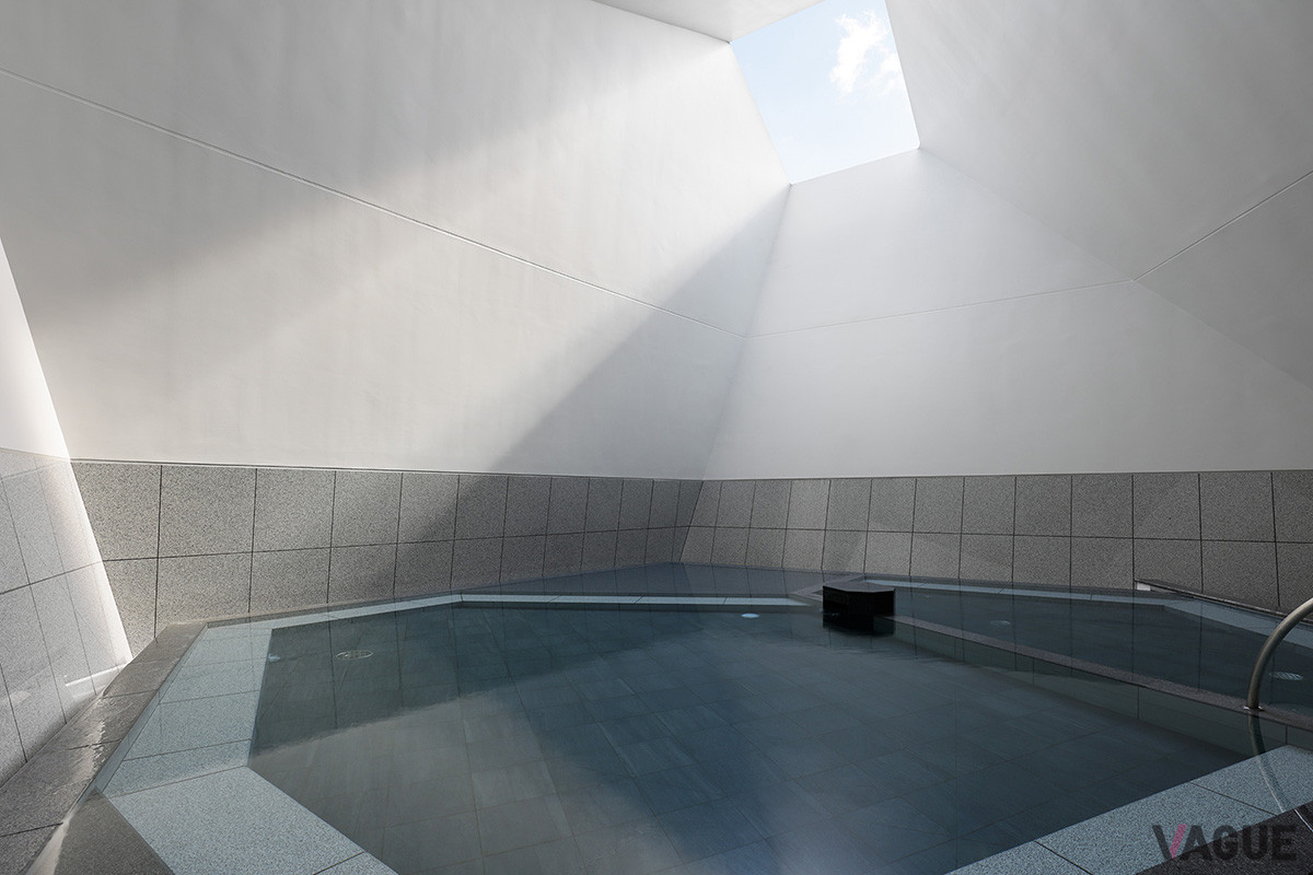 「みやぐりん」に併設される「湯屋」。天井部分には外に通じる天窓があり、浴室にいながら外の空気を感じられる