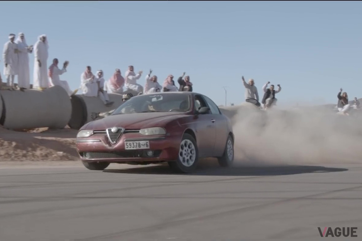 FF車である「アルファ156」でも、アラブでは無理やりドリフトさせてしまう（C）YouTube（Noisey）