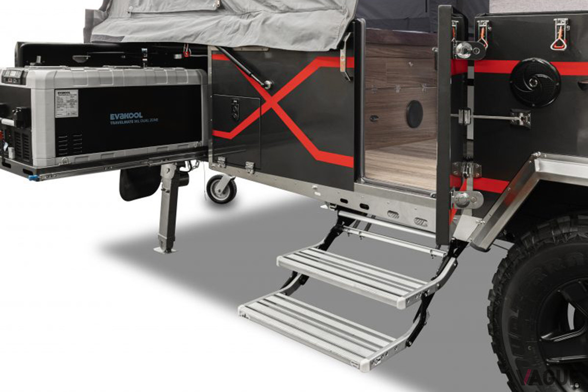 乗り降り用のステップは取り外し可能だ（C）Mars Campers