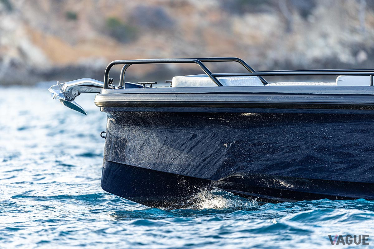 マーキュリーマリーン製の4.6リッターV8エンジンをアウトボードに2基搭載