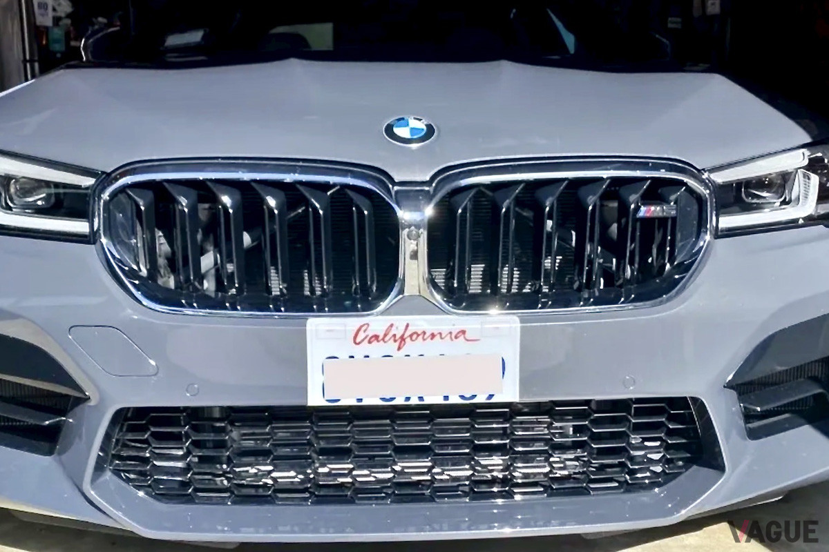グリルなどにステーを取り付ける穴を開けなくてよいのもメリットという（C）License Plate Wrap