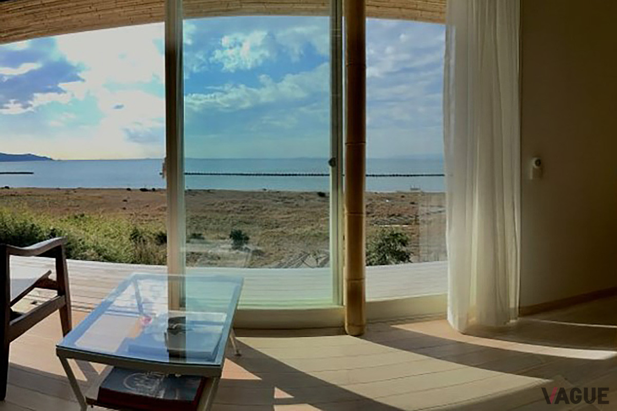 室内の建材として活かされた竹のすき間から降り注ぐ太陽が時間とともに変化し、美しい影を床に映し出す