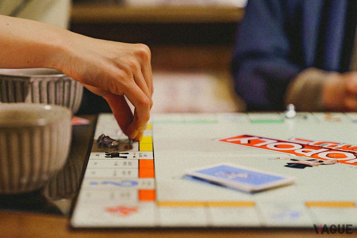 ムーディな昭和歌謡をBGMに、オセロや花札、モノポリーなど、なつかしいボードゲームを楽しめる