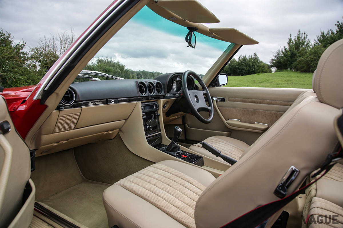 スイッチ類やハンドル、エアコンの吹き出し口などはオリジナルのデザイン（C）SL SHOP