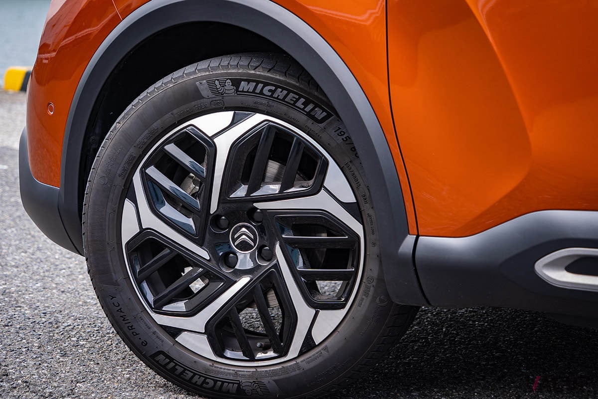 タイヤサイズはひとまわりコンパクトなC3エアクロスSUVよりも細い195／60R18。足元を軽快かつスタイリッシュに見せるデザイン上のアクセントとなっている