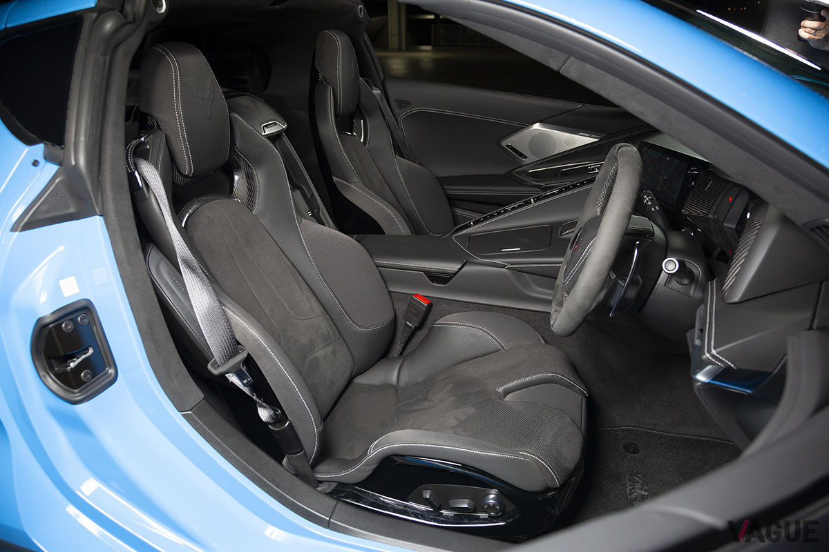 試乗車はコンペティションバケットシートを装備