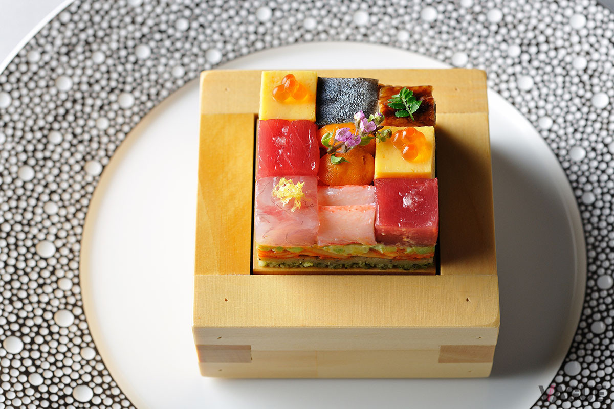 夕食コースのひとつが、箱寿司や船場汁など大阪の郷土料理を華やかに表現した「Naniwa Neo Classic」