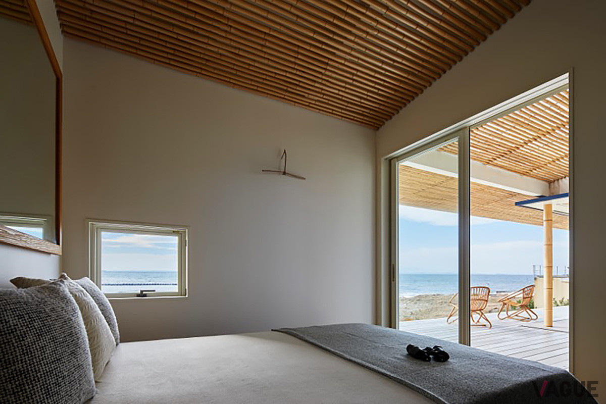 写真はベッドルーム。繊細な細竹の屋根と、職人がていねいにつくったインテリアにより、都会では味わうことのできない心休まる空間が広がる