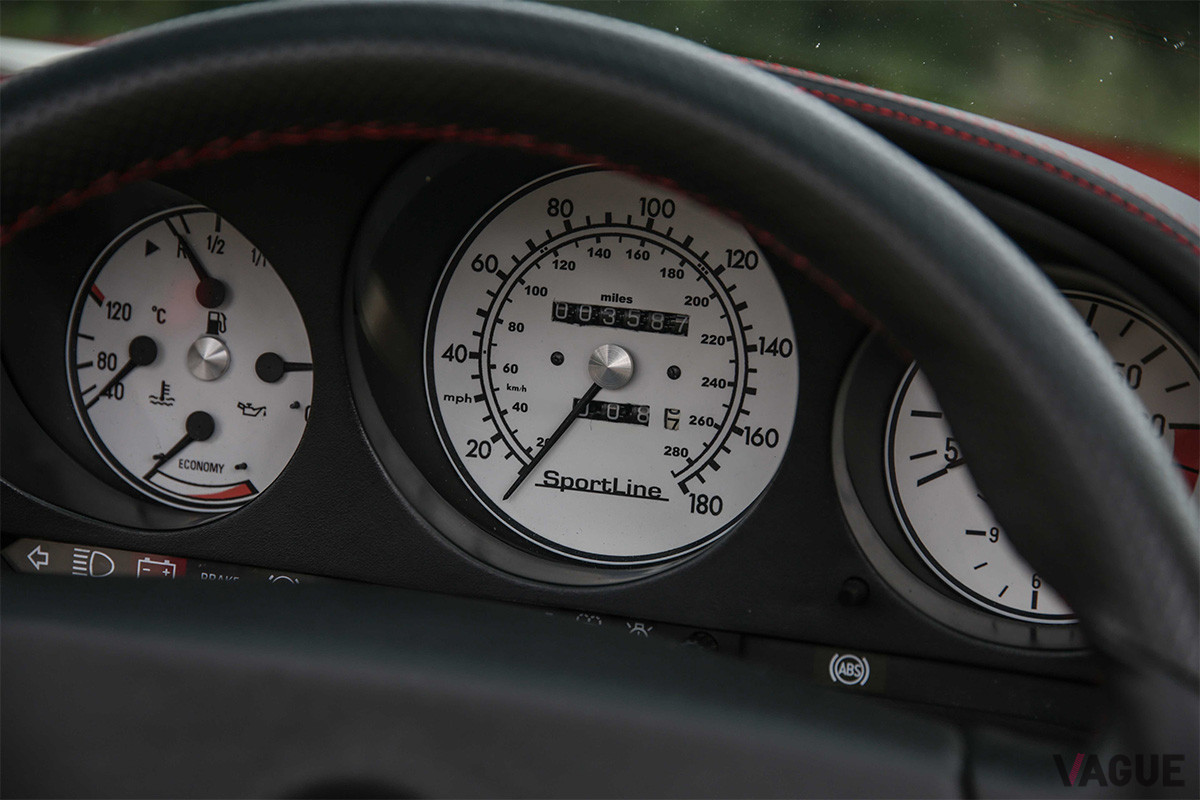 メーター類は新しいパーツが用いられているため、オリジナルとは異なる（C）SL SHOP