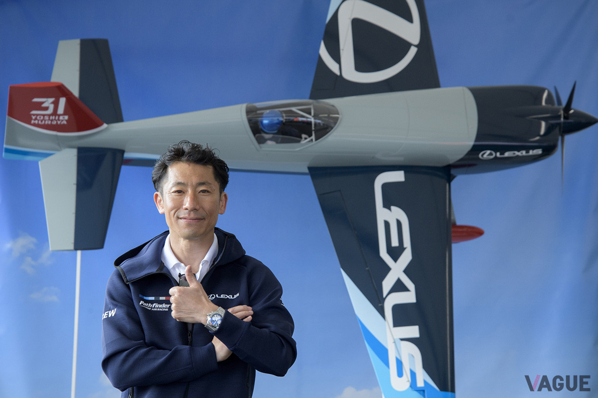 室屋選手は2009年、国際航空連盟公認の3次元モータースポーツシリーズ「レッドブル・エアレース・ワールドチャンピオンシップ」に初のアジア人パイロットとして参戦。2017年のワールドシリーズでアジア人初の年間総合優勝を果たした（C）PATHFINDER