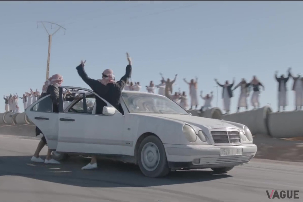 高速走行するW210型「Eクラス」でおこなわれたパフォーマンスも、中東ならではの危険なものだった（C）YouTube（Noisey）