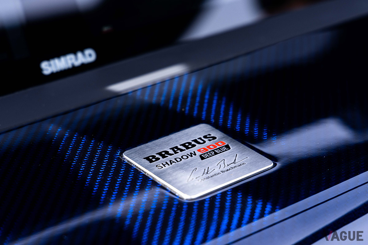 「ディープブルー」の名のとおり、ブルーカーボンを多用している