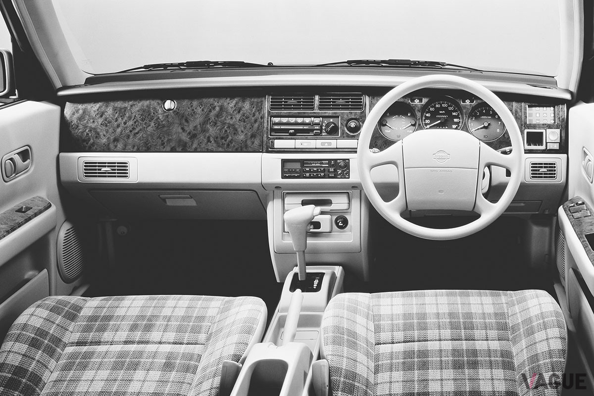 インテリアは当時の日産のベーシックなモデルと同様なデザインが採用されている（C）日産自動車