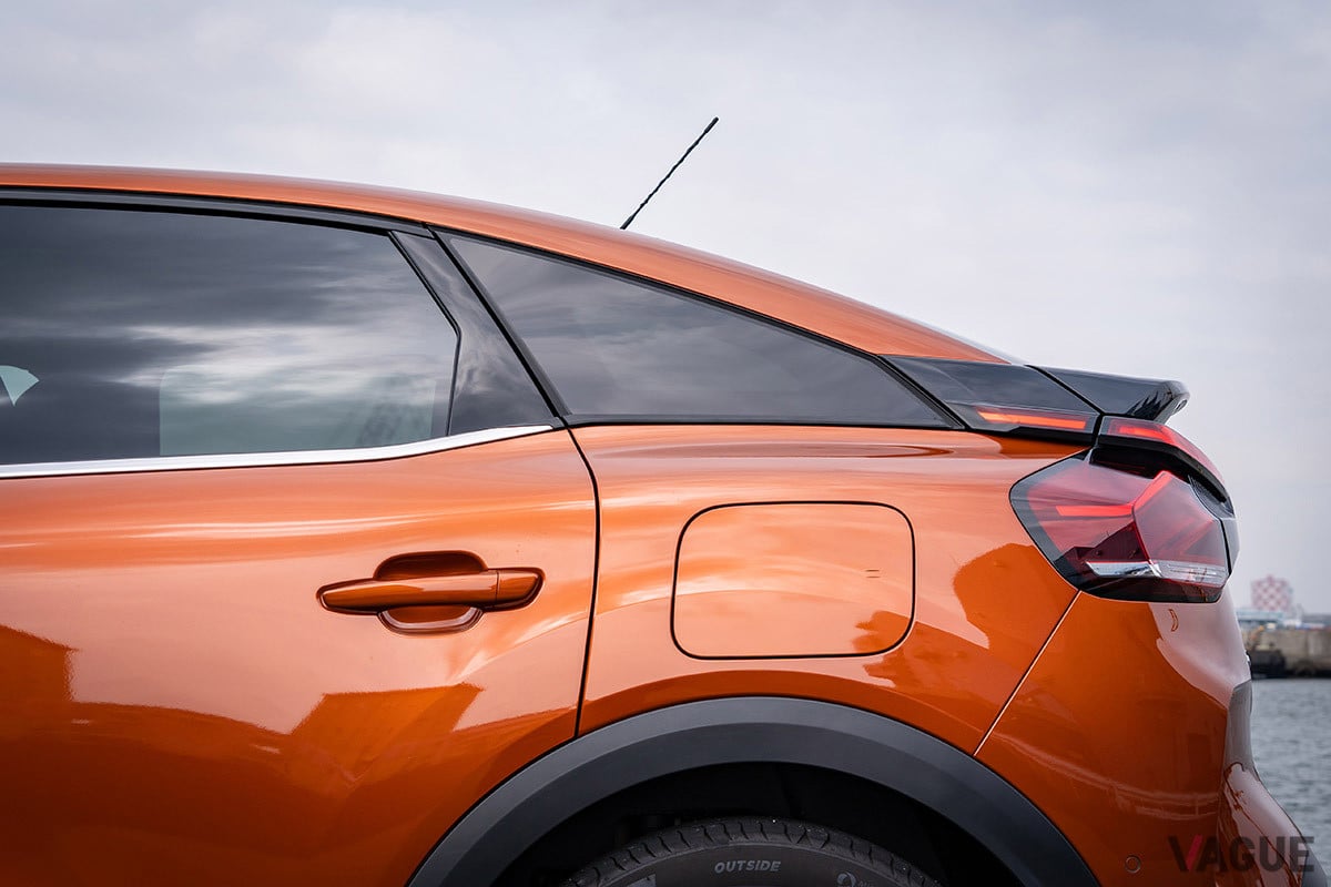 ルーフラインやリア回りを中心とするサイドシルエットは、かつてのミドルクラスにおけるシトロエンの名車「GS」を想起させる仕上がりだ
