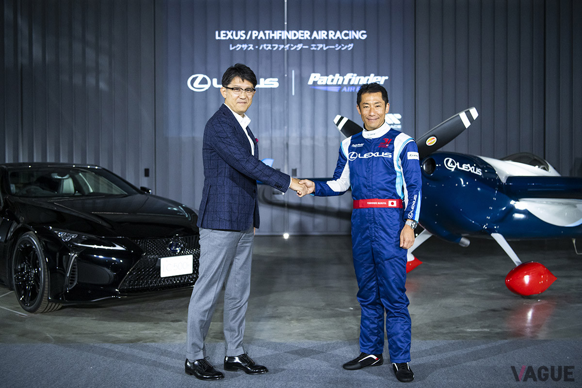 レクサスは2016年に室屋選手とパーソナルスポンサー契約を締結し、翌2017年から互いの技術研鑽のためのミーティングを定期的に開催。そして2021年には、2022年からエアレース世界選手権が復活するにあたり、チームパートナーシップ契約を締結した