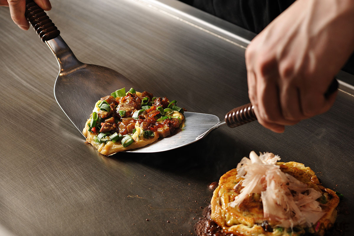 和洋食のビュッフェスタイルで提供される朝食。大阪の食文化を語る上で欠かせない、ねぎ焼きやうどんといった“粉もの”なども提供される