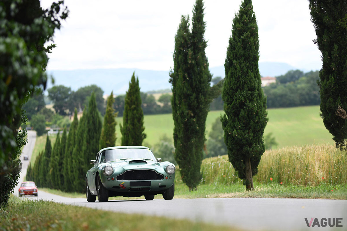 地方のワインディングを楽しむアストンマーティン「DB4GT」。このような優雅なドライブが、このプランでは堪能できるという（C）Four Seasons