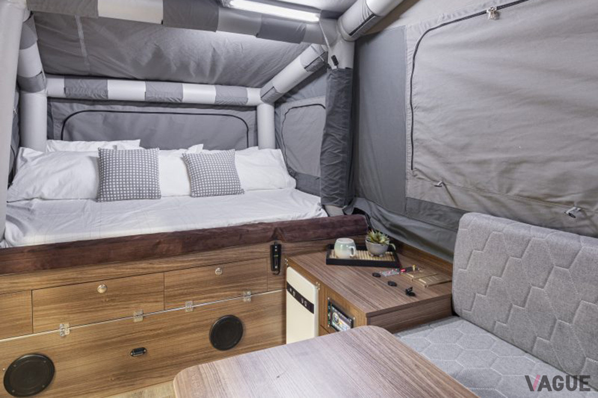 ベッド下には、防水の6.5インチスピーカーがふたつ備わる（C）Mars Campers