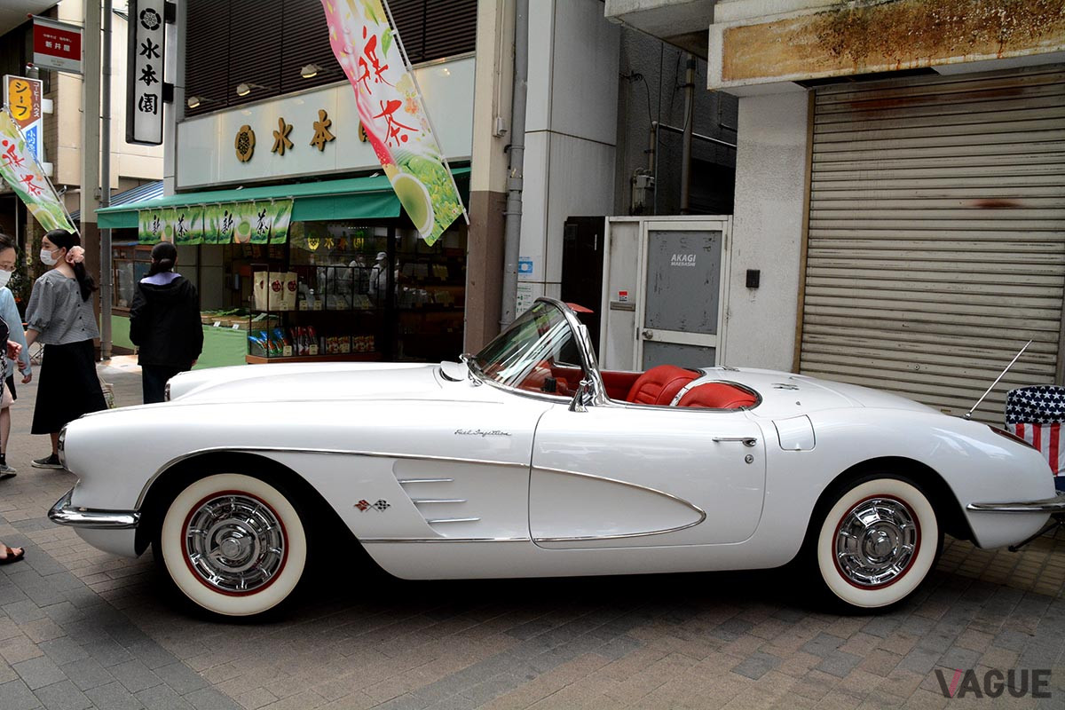 古いお茶屋さんと初代C1「コルベット」のミスマッチが、とても「エモい」と評判だった様子