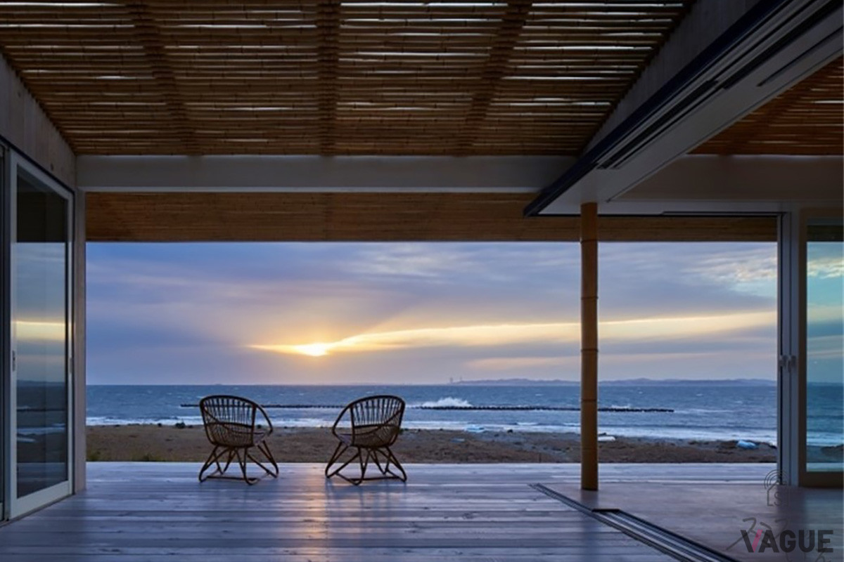 夕方から夜にかけては、室内から天井のガラス越しにきれいな月や星を眺められる。明かりを消した夜のリビングにはほのかな竹の影が映し出され、おだやかなひとときを味わえる