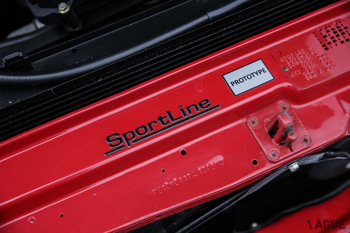 “SPORTLINE”のエンブレムはエンジンルームにさりげなく備わる（C）SL SHOP