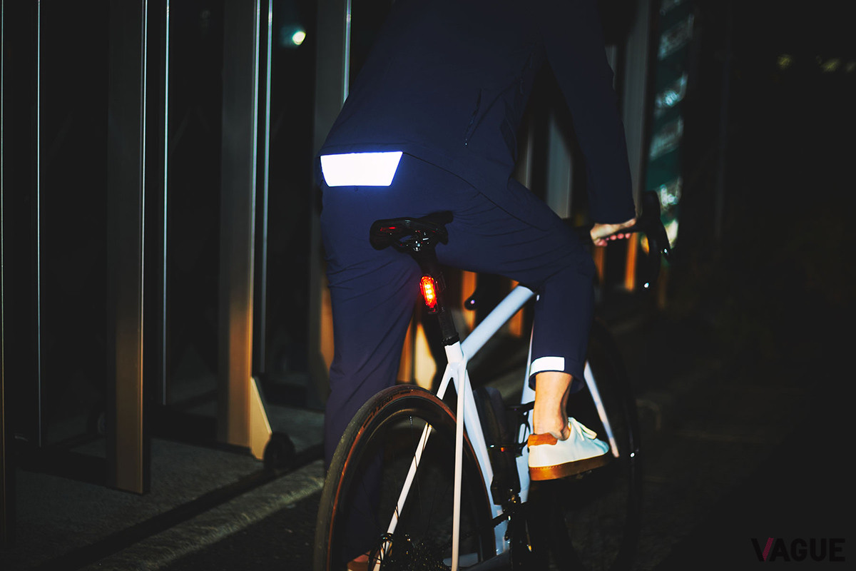 上下とも夜間走行時の安全確保のため、3M社のリフレクターを搭載。ジャケットの背中側の裾部分と、車道側となるパンツの右足の裾内側に収納されている