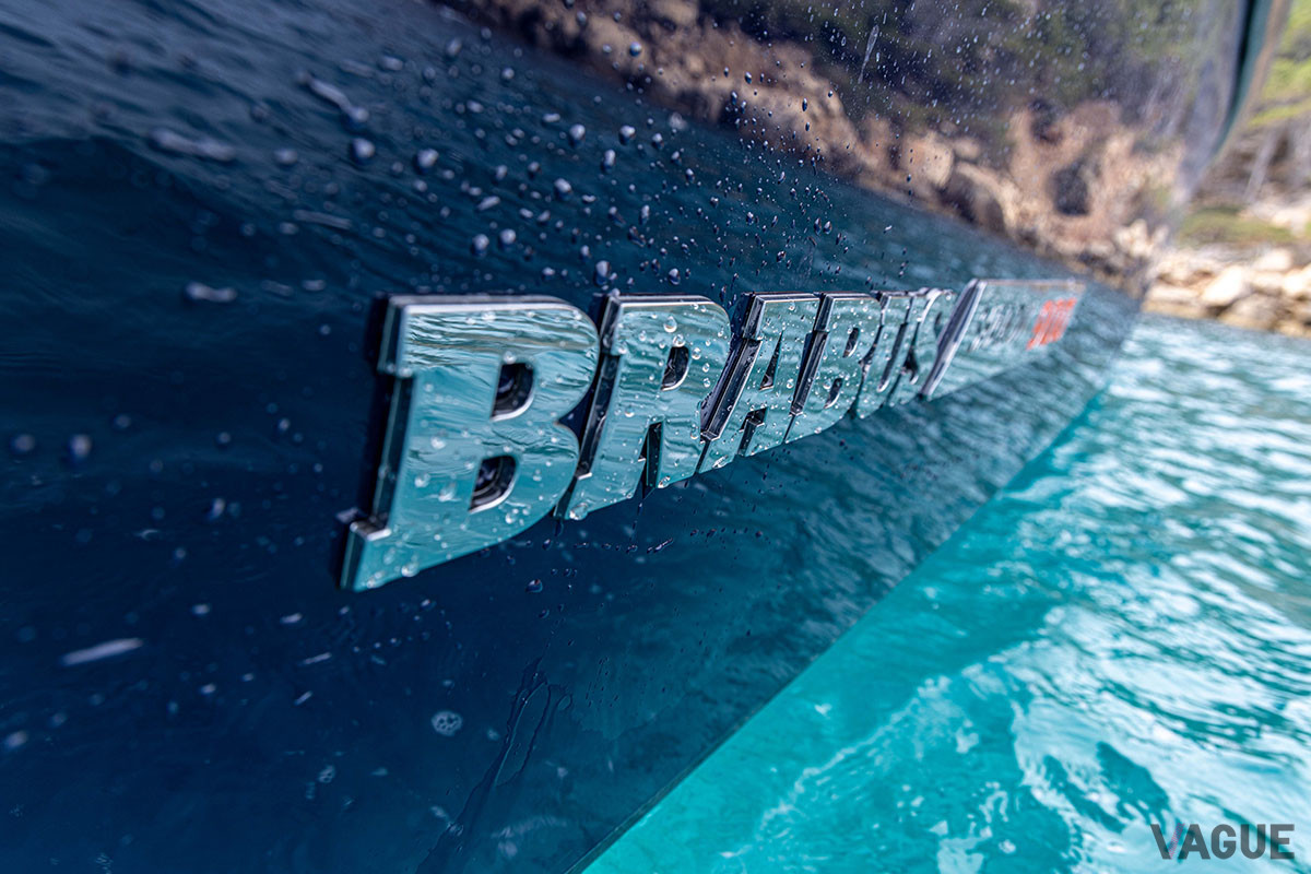 世界の海の神秘的な深さからインスピレーションを得た刺激的なカラースキームを採用