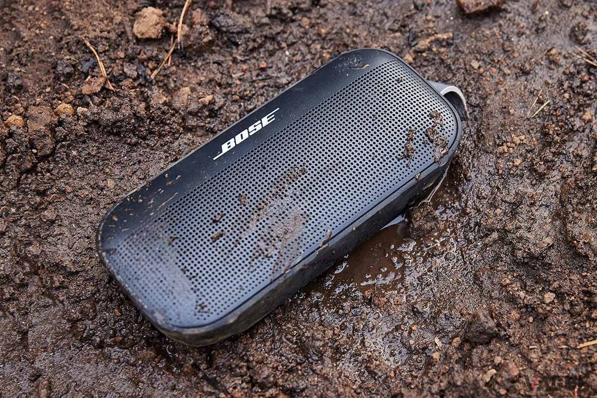 ボーズの「SoundLink Flex Bluetooth Speaker」は、水、ドロ、ホコリ、衝撃に強いタフ仕様のBluetoothスピーカー。キャンプなどのアウトドアシーンでも高音質を楽しめる